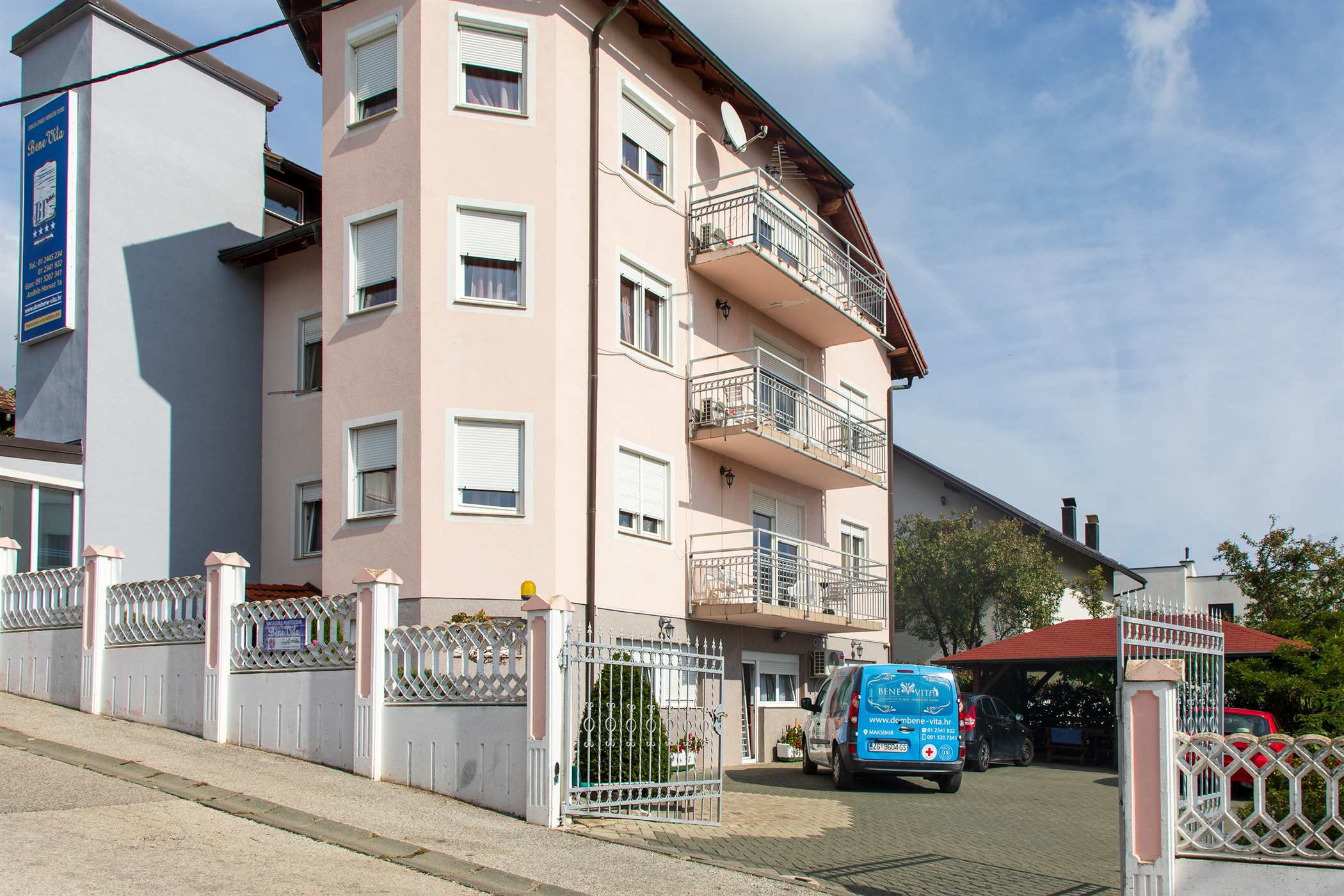 Zgrada doma za starije i nemoćne s više katova