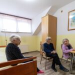 Druženje tri korisnice doma za starije u sobi