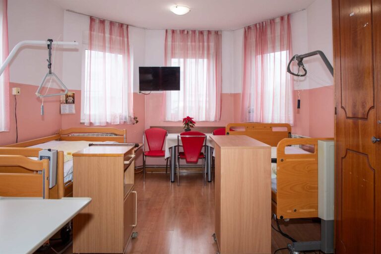 Soba s dva kreveta sa svom opremom u domu za starije i nemoćne