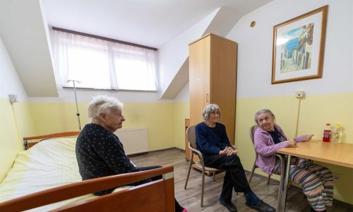 Druženje tri korisnice doma za starije u sobi