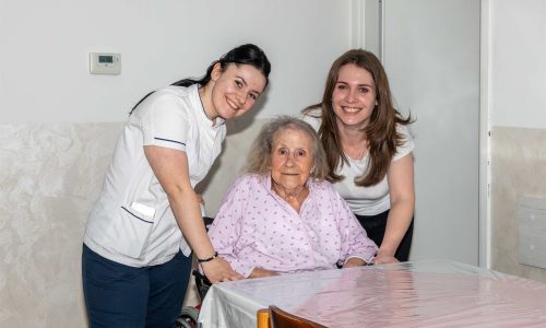 Njegovateljice i srdačna korisnica doma za starije osobe Zagreb
